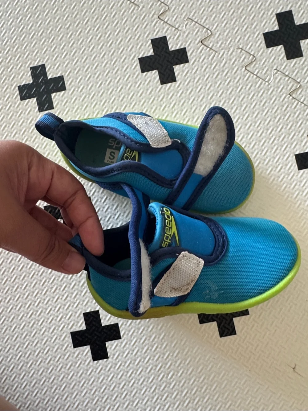 Speedo Kids' Blue Water Shoes with Lime Accent size Small (fits 5/6)